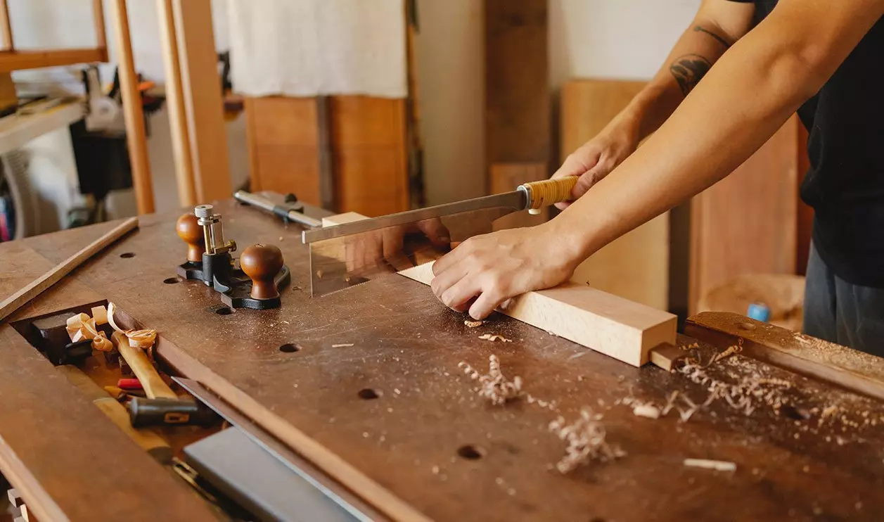 carpintero cortando Muebles a medida Teruel