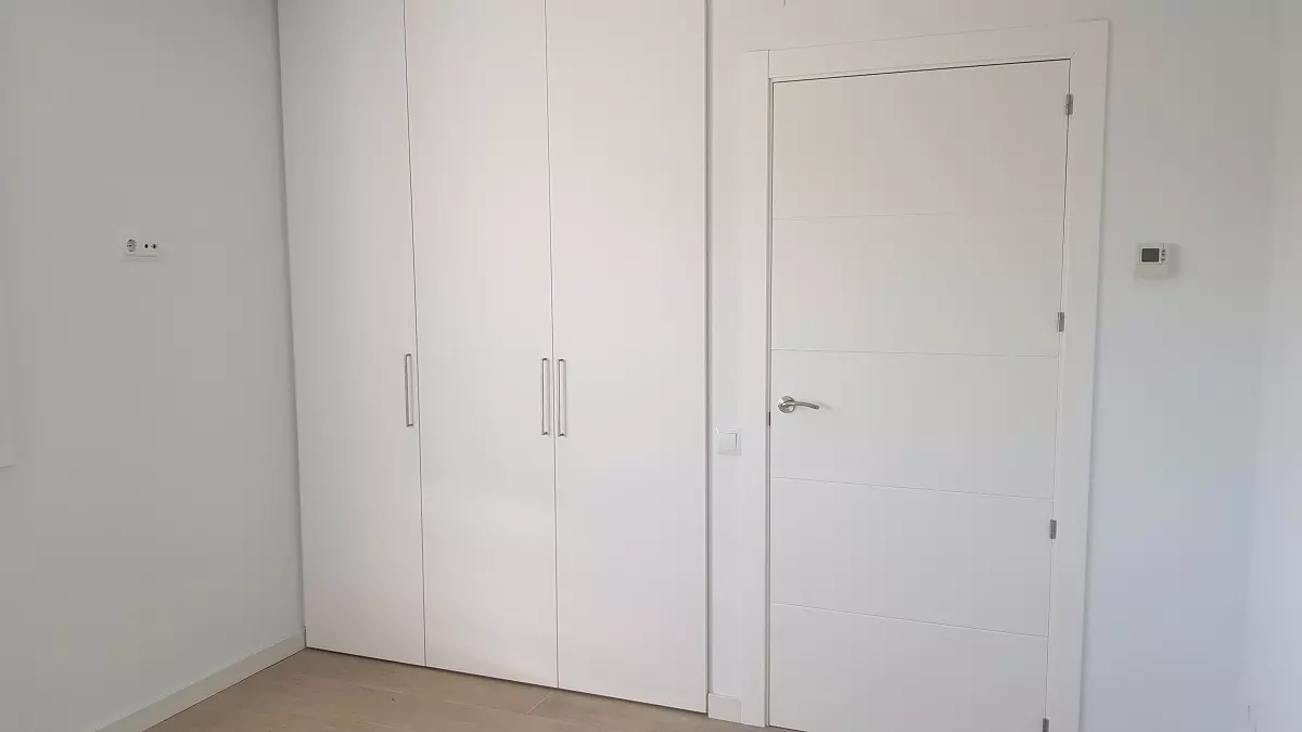 puerta y armarios empotrados blancos Armarios empotrados Teruel